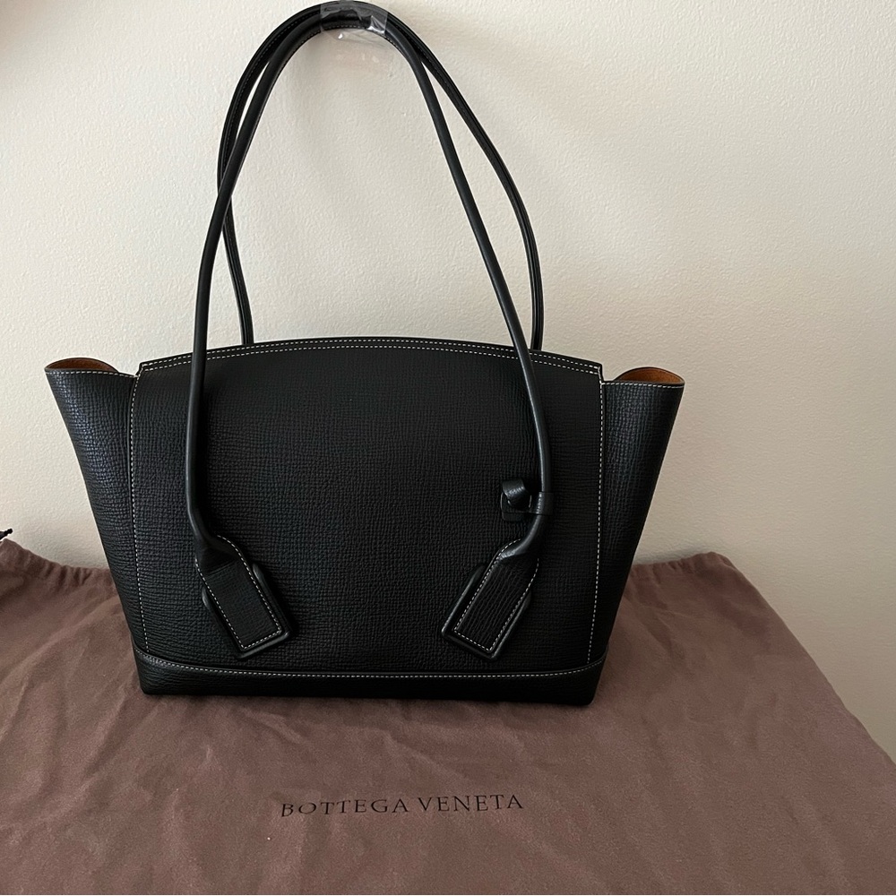 Bottega Veneta luxury handbag in black leather. Excellent Condition